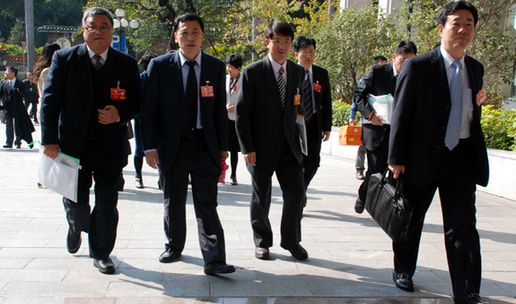 参会委员们步入会场