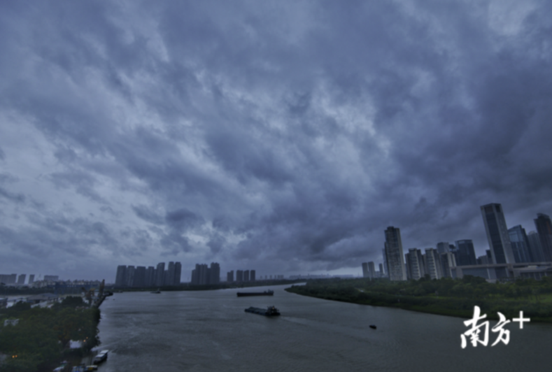 今年第七号台风海高斯来临前，东平河晨曦。佛山拍客 郑力陶 摄