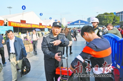 广州火车站的“老春运人”曾志坚：“旅客平安了，我才能安心”