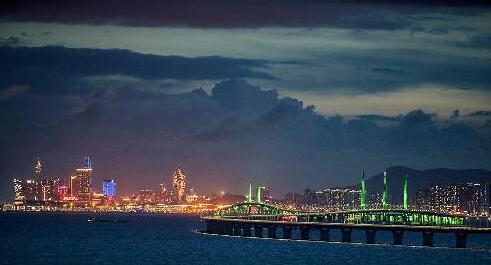 港珠澳大桥为香港经济发展“铺路搭桥”