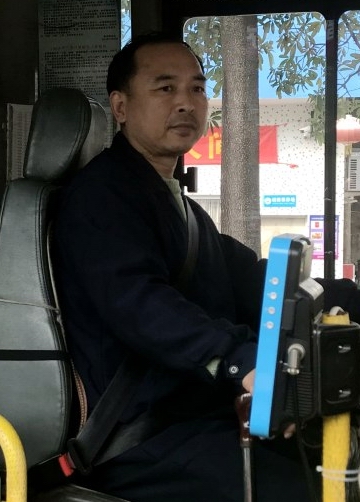 在公交车上过春节——记佛山粤运公交驾驶员李庆德的工作与家庭